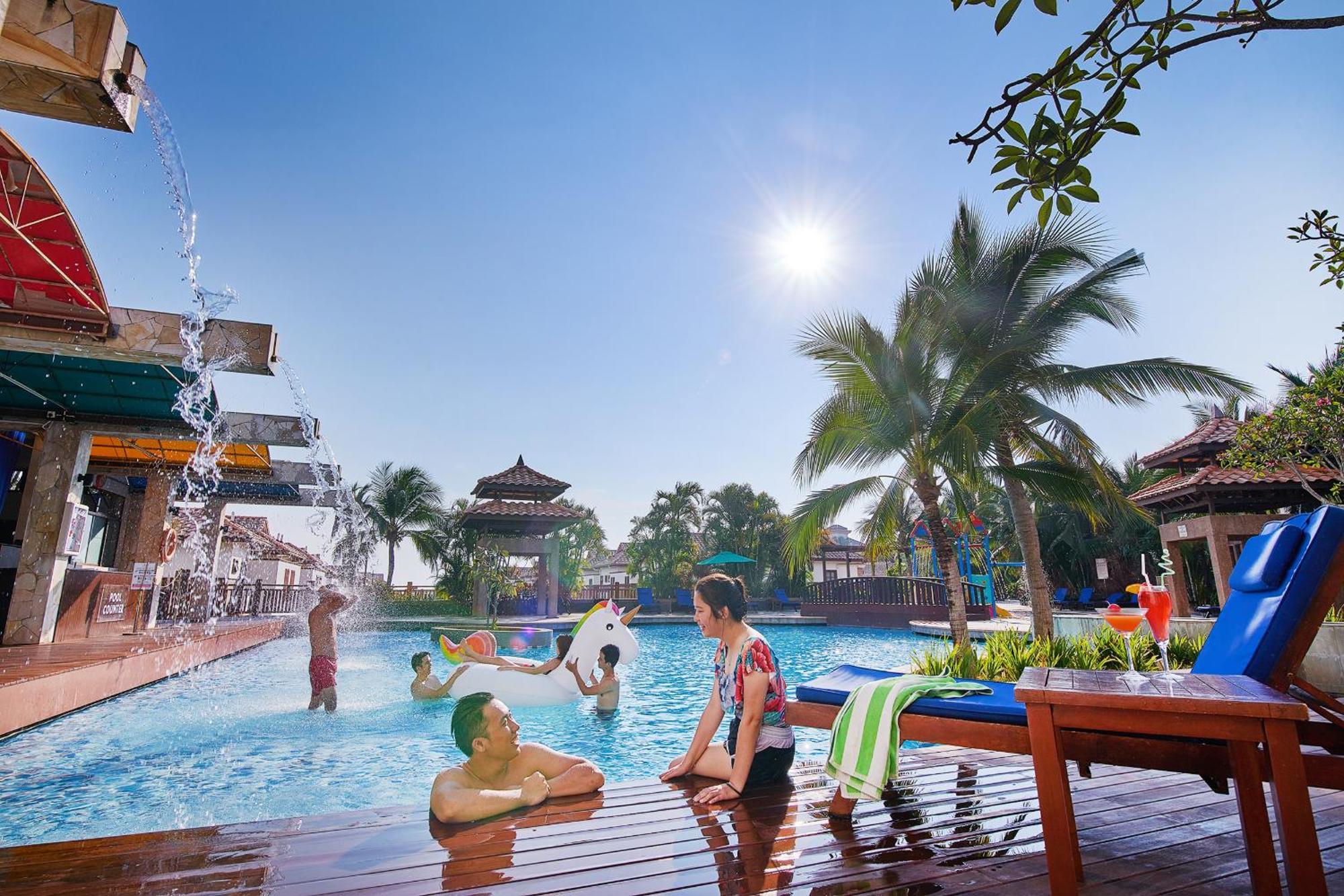 Hotel Grand Lexis Port Dickson Zewnętrze zdjęcie The swimming pool at the resort