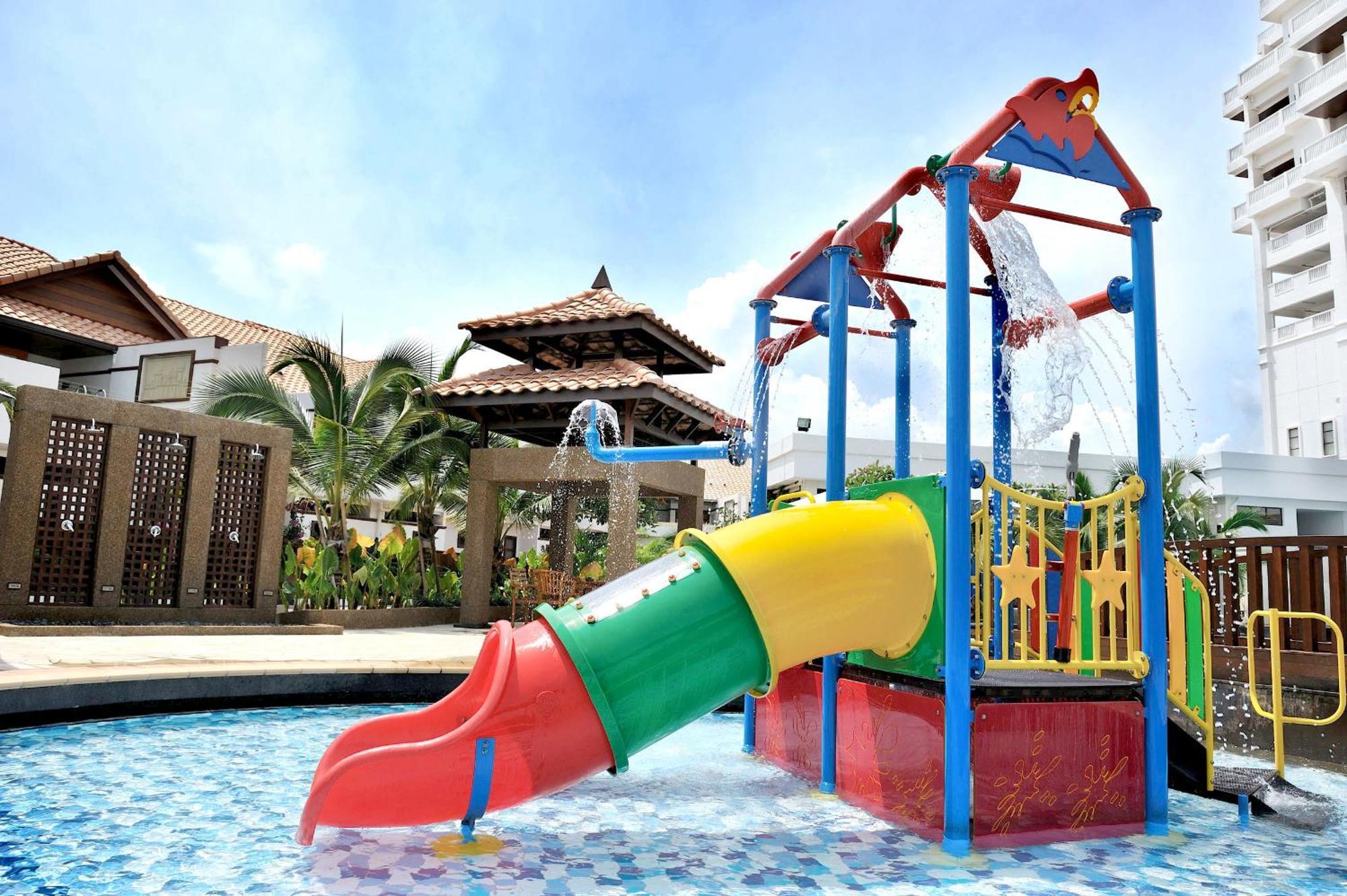 Hotel Grand Lexis Port Dickson Zewnętrze zdjęcie A water slide