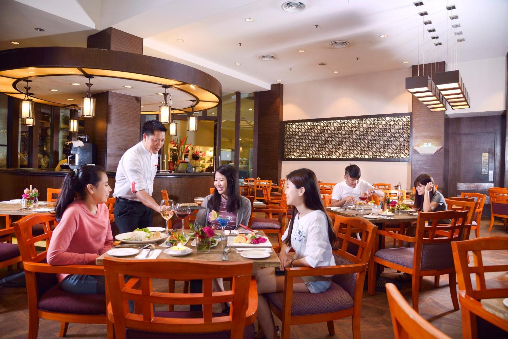 Hotel Grand Lexis Port Dickson Zewnętrze zdjęcie A restaurant in a hotel