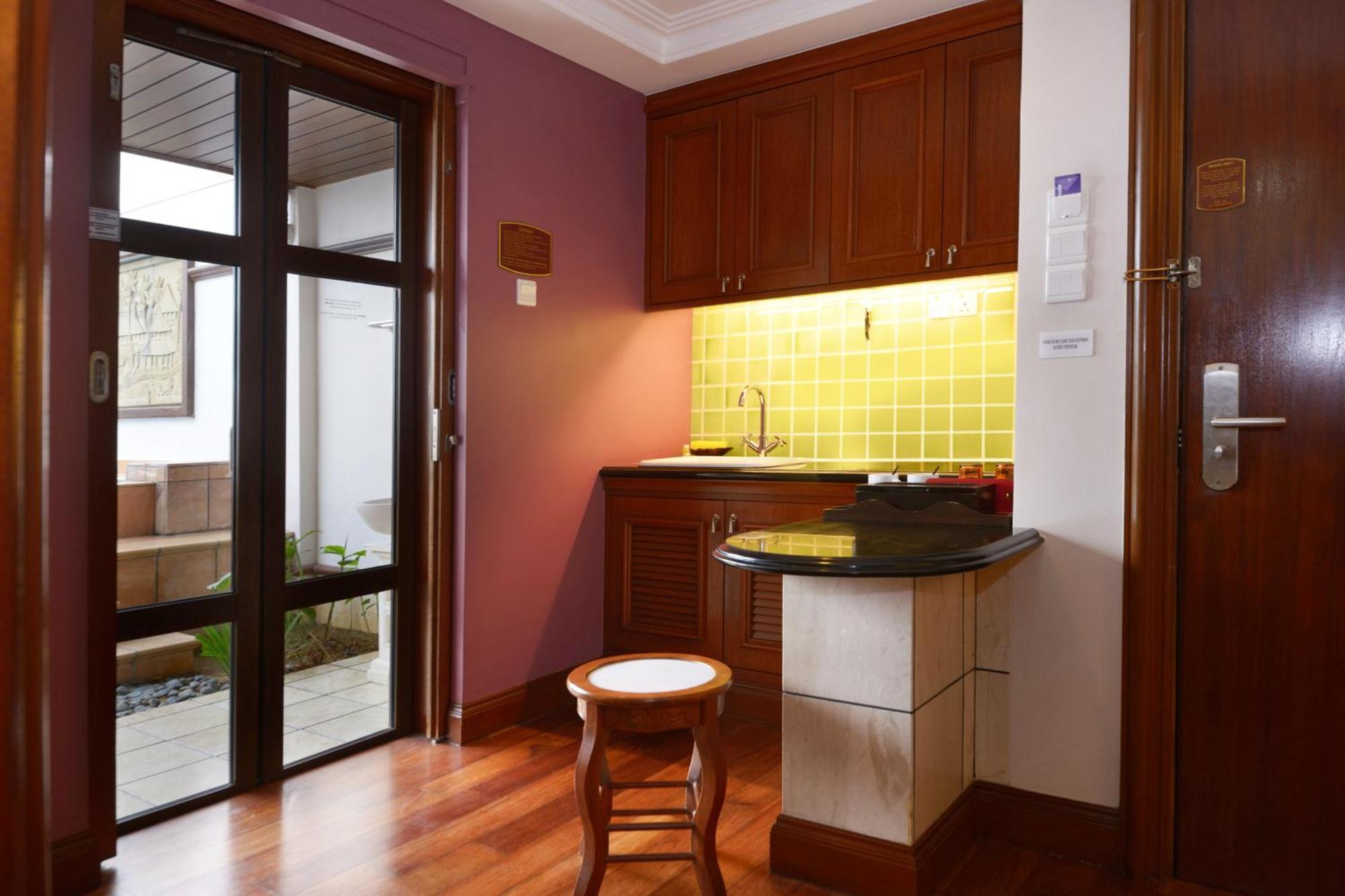 Hotel Grand Lexis Port Dickson Zewnętrze zdjęcie A small kitchen in a hotel