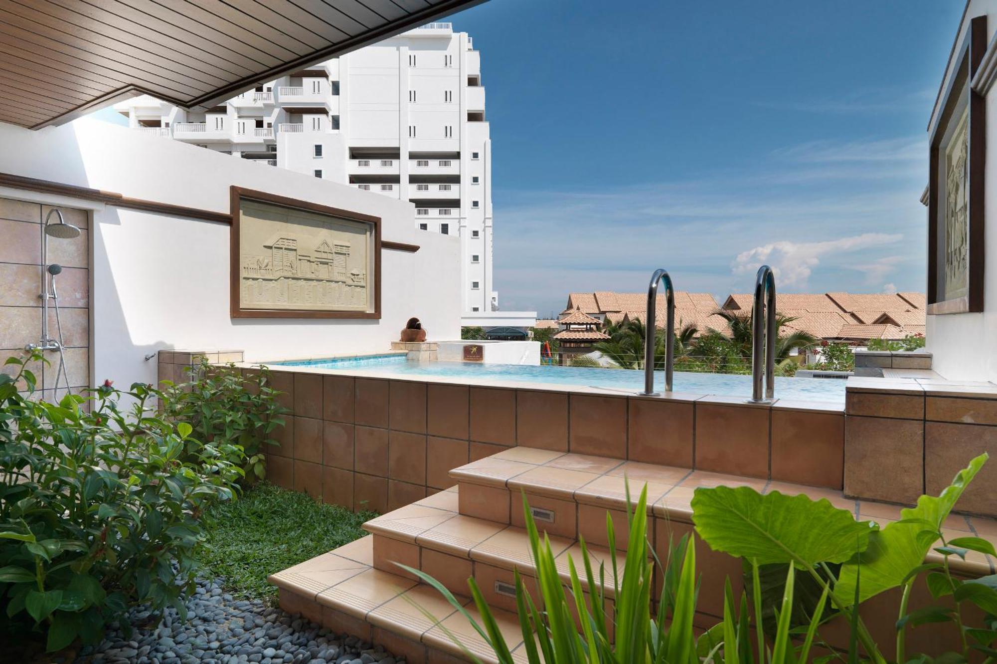 Hotel Grand Lexis Port Dickson Zewnętrze zdjęcie The swimming pool at the hotel