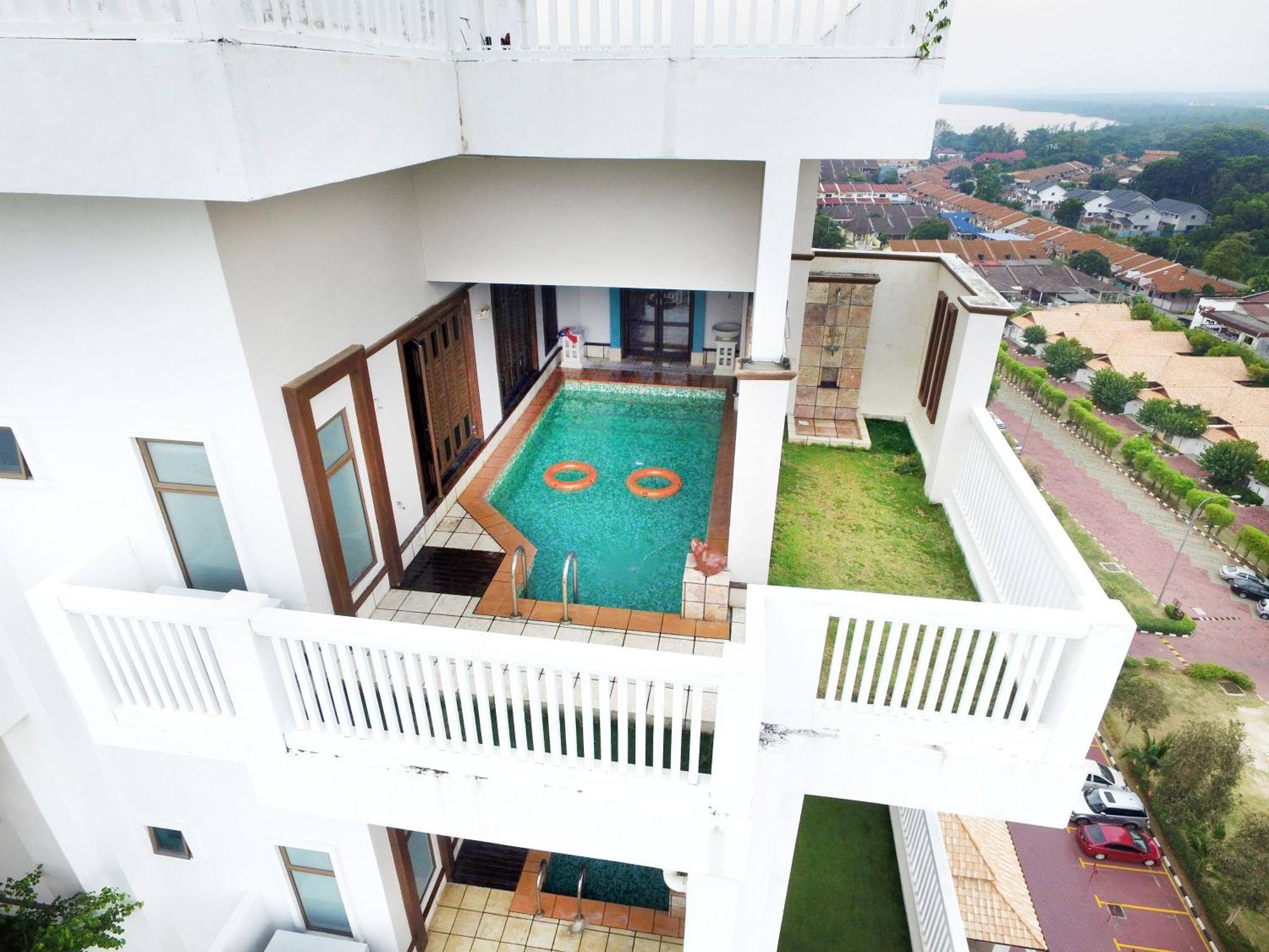 Hotel Grand Lexis Port Dickson Zewnętrze zdjęcie A private pool at a condominium in Malaysia