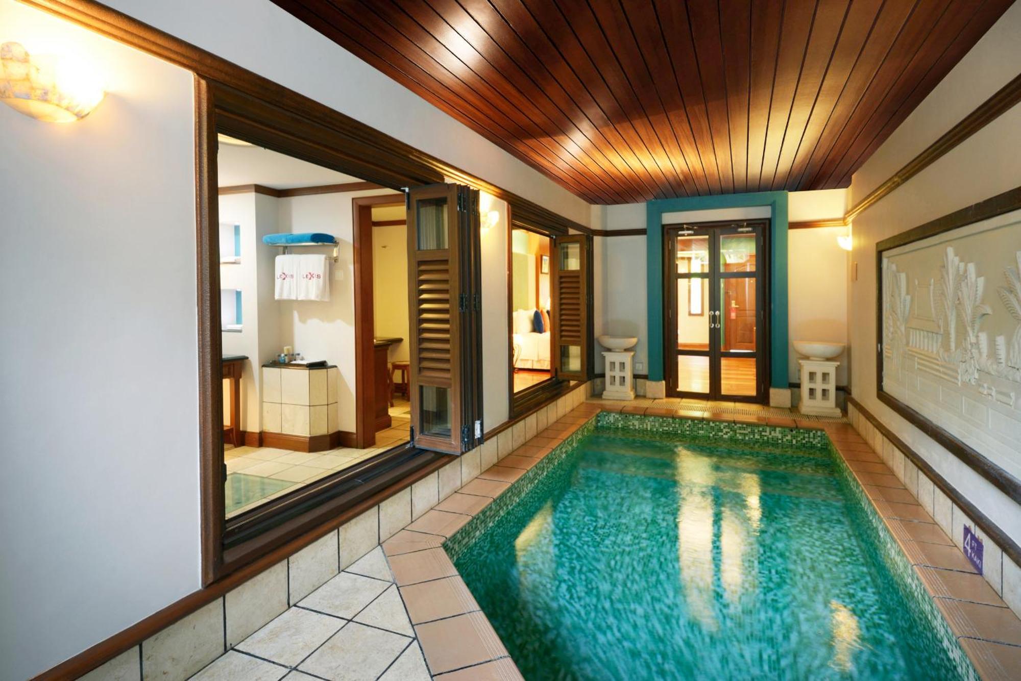 Hotel Grand Lexis Port Dickson Zewnętrze zdjęcie A private pool at a hotel